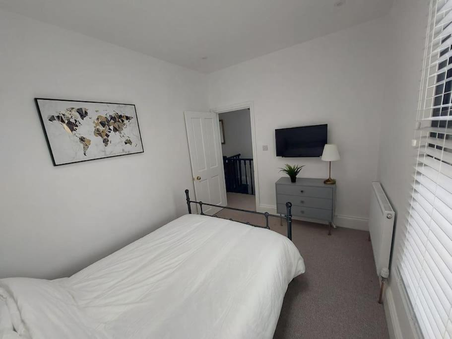 Large Newly Refurbished House Close To Harbour ブリストル エクステリア 写真