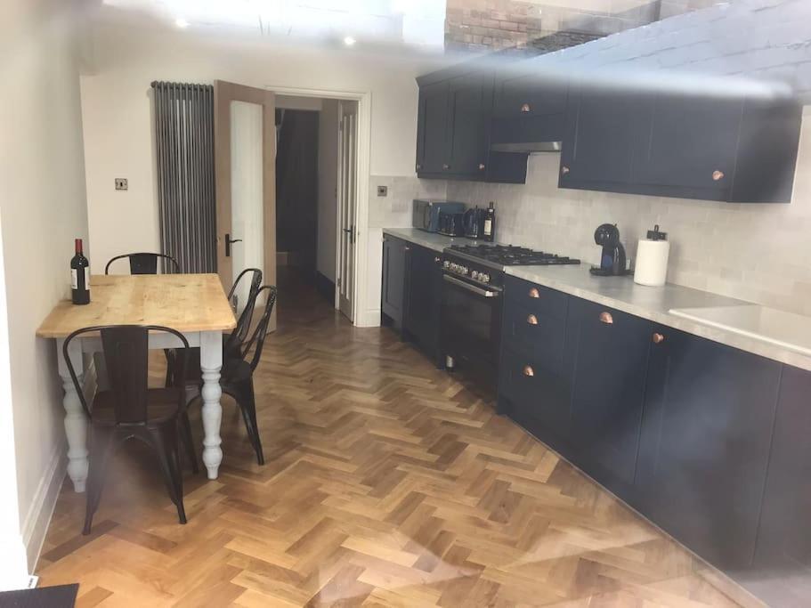 Large Newly Refurbished House Close To Harbour ブリストル エクステリア 写真